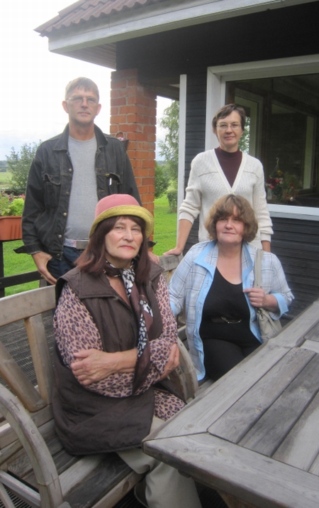 Helve Päid (ees vasakult), Ülla Hunt, Lea Kärson (taga) ja Priit Laineste juhivad Rõngus koguduslikku elu. Rita Puidet