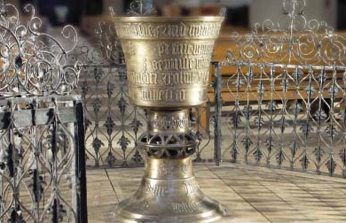Metallist valatud ja köetav ristimisvaagen Rumeenia Braşovi Mustas kirikus.