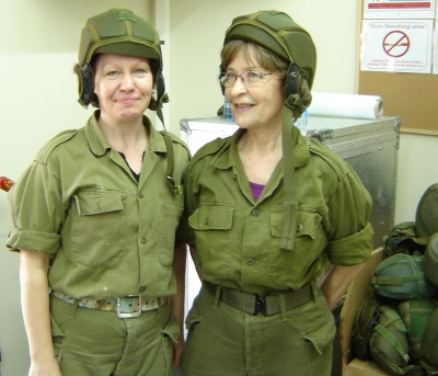 Anneli Tamme (vasakul) Iisraeli armees vabatahtlikuna tööl.  Erakogu
