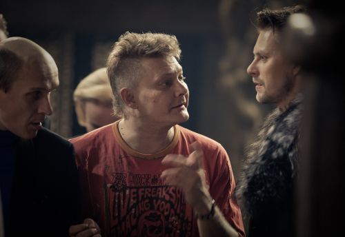 Režissöör Rainer Sarnet (keskel) Taavi Eelmaale (vasakul, Lebedevi osas) ja Tambet Tuisule (Rogožin) «Idiooti» seletamas. Gabriela Liivamägi