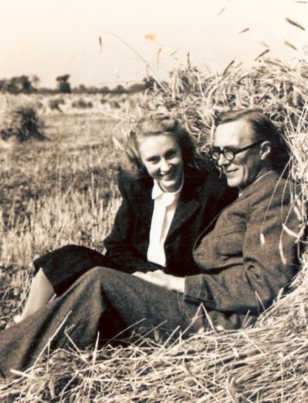 Milli ja Einar Kiviste põgenikelaagris Inglismaal 1947. a.