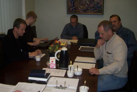 Piiblitundi asub pidama Martin Lall (laua otsas), temast vasakul Ervin Lillepea ja Andrus Mõttus ning paremal Georg Glaase ja Kalle Kõiv. Arhiiv 