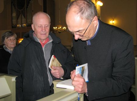 Autorid jagasid autogramme nii enne kui pärast ametlikku esitlust. Pildil on oma raamatut allkirjastamas Jaan Tammsalu.  Tiiu Pikkur