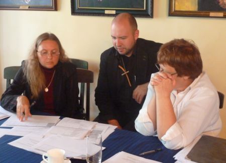 Tuuliki Jürjo (vasakult), Juhani Jaeger ja Anne-Mari Mölderkivi konsistooriumist kirikumuusika töörühma arutelul, kus koostati valdkonna edasiseks arenguks oluline dokument, mis võiks igapäevatöös ka rakendamist leida. Mari Paenurm