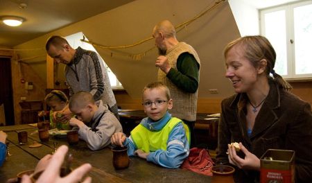 Koguduses pööratakse suurt tähelepanu lastetööle. Fotol suvine lastelaager Ukraina kultuurikeskuses. Paremal õpetaja Tiina Klement.  Arhiiv