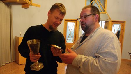 Peidikust välja toodud armulauariistu imetlevad Hermann Kalmus (vasakul) ja õpetaja Jari Keppainen Soomest. Pille-Riin Pregel