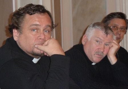 Isa Miguel (vasakult), kaplan Olavi Ilumets ja assessor Joel Luhamets kuulasid mõtlikul moel, mida linn koostöö osas pakub.  Mari Paenurm