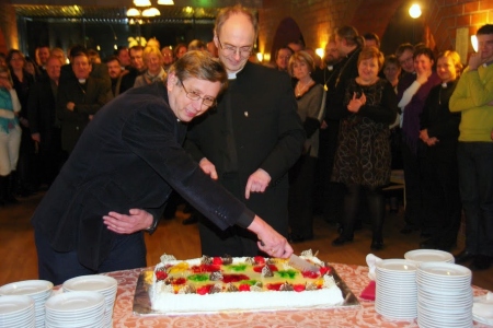Tseremoonia juurde käib ka tordi lahtilõikamine, mida seekord teevad aasta vaimulikud Joel Luhamets (vasakul) ja Jaan Tammsalu.  Tiit Kuusemaa