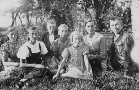 Pilt aastast 1939. Murul istuvad Timofei Luhametsa kõik seitse last, kes täiskasvanuks said: Malle Heljula (vasakult, 1912-1994), Veera Aduson (1925-1978), Viktor Luhamets (1920-1980), Bertta Rinne (1927), Minni Perend/Otsatalu (1929), Aleksandra Siidra (1914-2002) ja Aleksander Luhamets (1918-2006). Erakogu