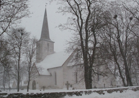 13. sajandi II poolel alguse saanud kirik on näinud mitmesuguseid päevi. Fotol on kiriku oma embusse haaranud lumetorm Monika.  Rita Puidet