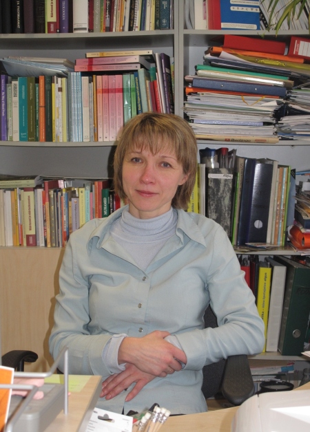 Olga Schihalejev oma töökabinetis Tartu ülikooli usuteaduskonnas.  Liina Raudvassar