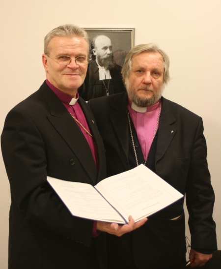 Andres Põder ja Aarre Kuukauppi Jakob Hurda pilgu all pärast lepingu allkirjastamist.  Arho Tuhkru