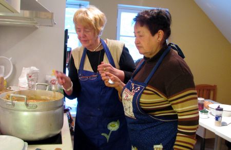 Perenaised Vaike Simmo (vasakult) ja Krista Kanaitševa on rahul: tummine supp sai viimase sortsu maitseaineid ja on valmis lauale andmiseks. Tiiu Pikkur