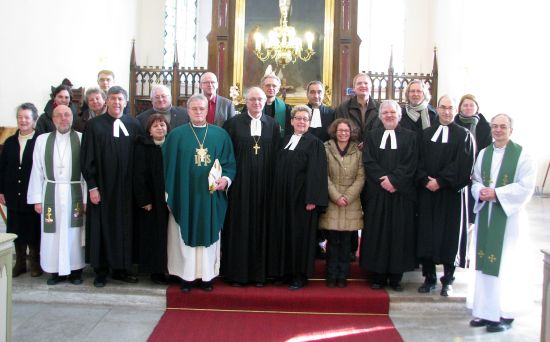 Tallinna Jaani kirikus jumalateenistusel teenisid ja osalesid EKOE nõukogu liikmed. Ees vasakult kolmas on president Thomas Wipf, keskel peapiiskop Andres Põder ja piiskop Michael Bünker. Tiiu Pikkur