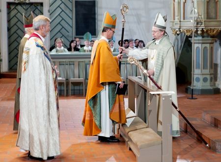 Soome kiriku peapiiskop Kari Mäkinen annab piiskop Tapio Luomale Espoo piiskopisaua. Juha  Valkeajoki, Kuva-Ahti