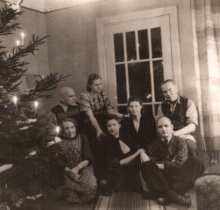 1948. aasta jõulude ajal Pukas. Pildil esireas kasuisa õde Ilse, ema Aurelie, kasuisa Aarne; tagareas Valga pastor Paul Uibopuu, õde Imbi, tädi Hilde, Puhja pastor Peeter Kohandi. Eerakogu 