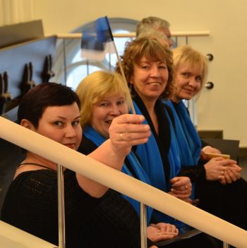 Eesti lauljad Eesti lipuga Peterburi eestlaste kirikus. Margus Jõgilaine