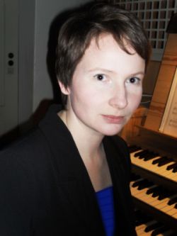 Viola Chiekezi on õppinud Jaanus Torrimi ja Andres Uibo juures ning Taani kuninglikus konservatooriumis. Praegu on ta Taani Slagelse Püha Peetri kiriku organist. Erakogu