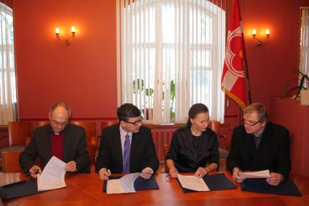 Lepingu allakirjutamisel: Jaan Tammsalu (vasakult), Mihhail Korb, Triin Rait ja Leevi Reinaru. Misjonikeskuse arhiiv