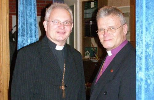 Peapiiskop Andres Põder (paremal) ja praost Peeter Kaldur.Arhiiv