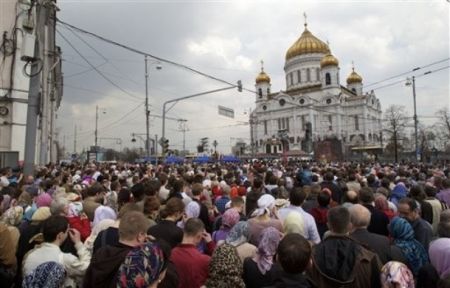 Venemaa usklikud on kogunenud palvustele, et toetada kirikut ja pühadust. Internet