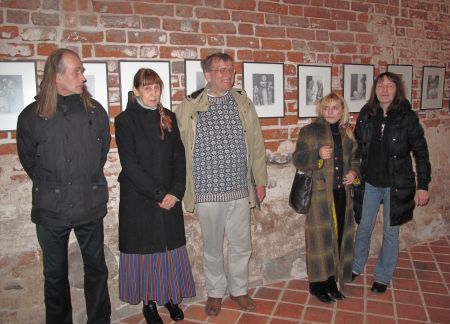 Näituse avamisel: (vasakult) Heikki-Rein Veromann, Anne Maasik, Mikk Sarv, Reti Saks ja Anne Kull. Liina Raudvassar   