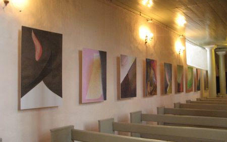 Kunstnik Heldur Lassi värvilistes pliiatsijoonistustes tööd on vaadata Lääne-Nigula kirikus. 3x Maire Toom 