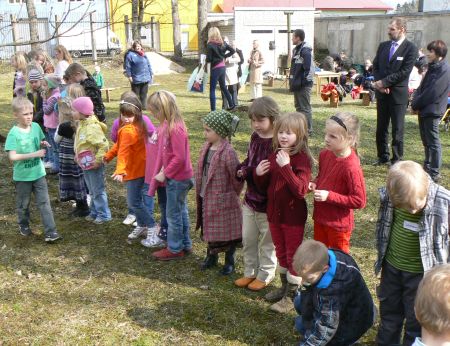 Lastepäeval jagus tegevust kirikusse, pastoraati ja õue. Jaan Kukk