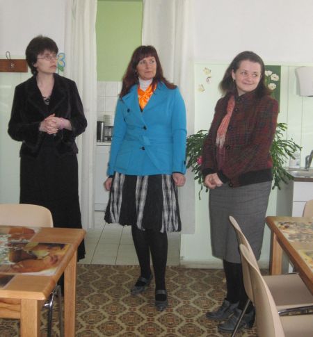 Ester Liinak (vasakult), Merike Metsavas ja Jelena Kalames supiköögi saalis uuenenud sisustust vaatamas. Sirje Semm