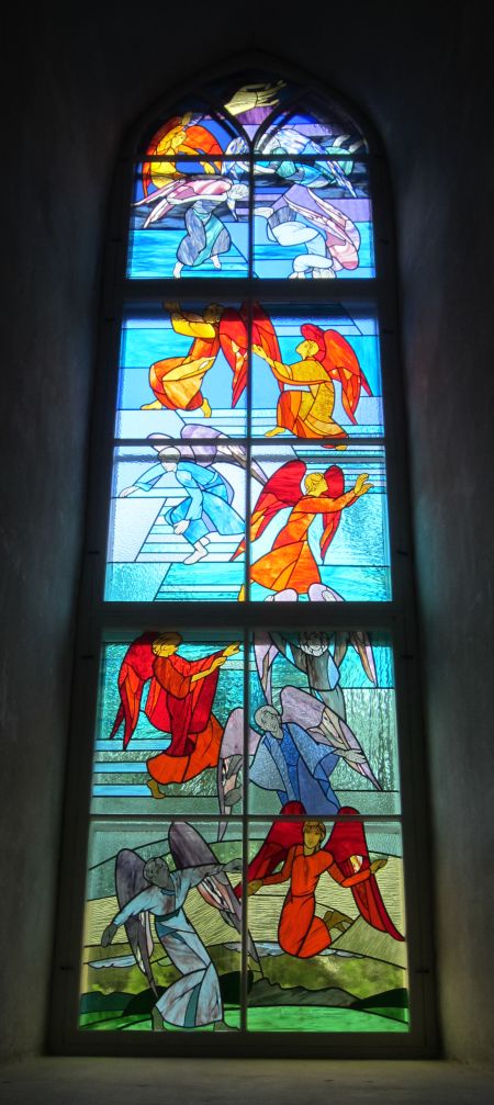 Altarist vasemal asuva akna temaatika on seotud Vana Testamendiga ja parempoolsel aknal kujutatu on inspireeritud Uue Testamendi narratiivist. 2 x Arho Tuhkru            