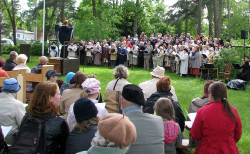 Nõmme kirikuaias Baltimaade ainsal paekivist astmetega laululaval lauldi Jumala kiituseks juba 80 aastat tagasi. Fotol juhatab 3. juuni kontserdil ühendkoore Imbi Laas. Tiiu Pikkur