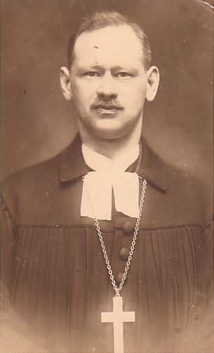 1886. aastal Juurus õpetaja pojana sündinud Bruno Hasselblatt tähistas 1932. a juunis 20 aasta täitumist vaimuliku ametis.  EELK arhiiv