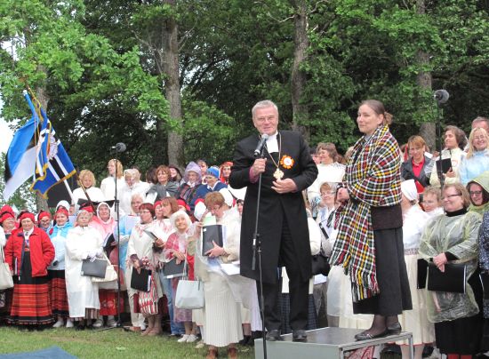 Tuhatkond lauljat, peapiiskop Andres Põder ja kohaliku koguduse õpetaja Kristi Sääsk oskasid Suure-Jaani vaimulikust laulupäevast tõsist rõõmu tunda. Liina Raudvassar