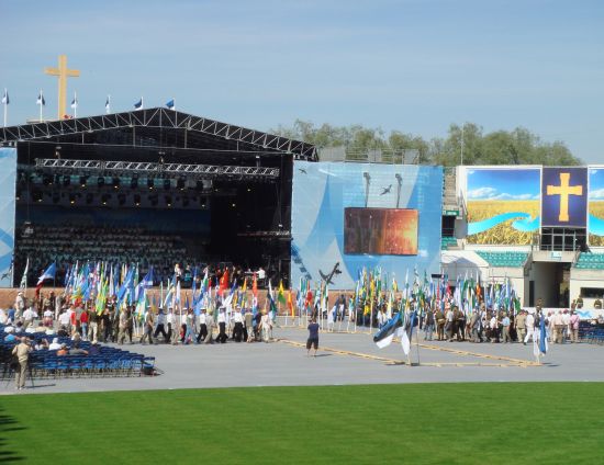 Lilleküla staadionil: lipukandjad toovad maakondade ja valdade lipud ristile. Sirje Semm