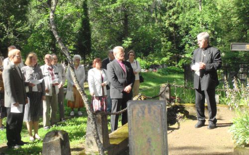 Jalutuskäigul Rapla kalmistul kõneles õpetaja Mihkel Kukk sinna sängitatud tuntud inimeste kalmudel. 3 x Sirje Semm