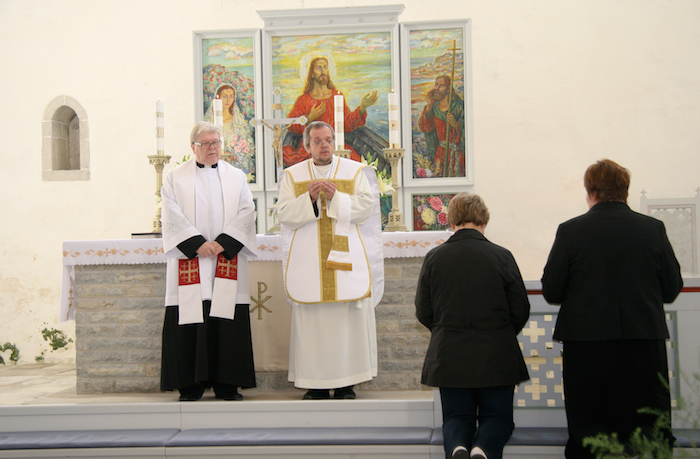 Märjamaa kiriku altarimaalil seisab Jeesuse paremal käel neitsilik Maarja, valged liiliad süles. Armulauda jagavad Illimar Toomet (paremal) ja Tapio Hiltunen.Kalju Kiisler