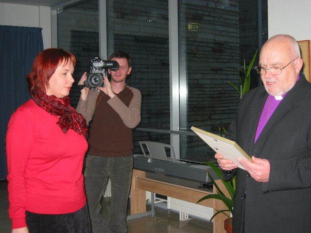 Einar Soone annab preemia üle Piret Toomvap-Schönbergile, hetke jäädvustab kristliku televisiooni operaator Ain Lepp.