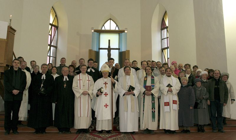 Tartu praostkonna sinodsaadikud jumalateenistuse järel ühispildil Kambja kirikus.