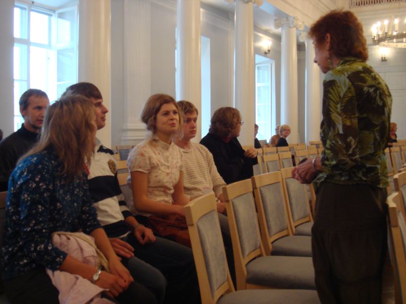 Usuteaduskonna õppekorralduse spetsialist Heli Kuuste vahetult enne avaaktust üliõpilastele näpunäiteid jagamas.