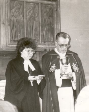 Õpetaja Margit Nirgi ja peapiiskop Jaan Kiivit Laiuse kirikus  1996. aastal armulauda jagamas. Fotod: toimetuse arhiiv