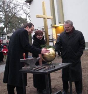 Peapiiskop Andres Põder (paremalt), Marje Põder ja õpetaja Ove Sander imetlevad veel viimaseid minuteid käeulatuses olevat Lunastaja kiriku kuldset muna ja risti. Foto: Tiiu Pikkur