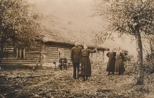 Isapoolsete vanavanemate Sepa talu. Kõige tõenäolisem pildistamisaasta 1923. Õlgkatuse ja ristpalknurkadega talumaja. Ei oska palju rohkem öelda.