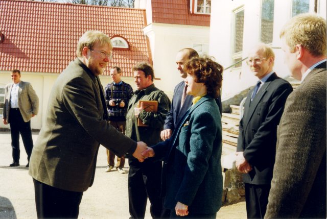 Kõrvutuseks eelmisele. Ametisoleva peaministri Mart Laari külaskäik Ruusmäe põhikooli Võrumaal. 14. mail 1999, samal päeval, mil Laar väidetavalt Nursis Savisaare pihta tulistas. Võrrelge pidulikkuse astet.