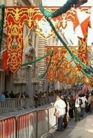 Piiskopi tänav – Valletta peatänav, kus piiskopi saabumist ootasid peale lugematute munkade ja nunnade ning lõbusa rahva muidugi ka kümned ajakirjanikud.