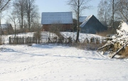Hilana küla Setumaal 2009. a paastukuul: savist viljaküüni (pildil keskel) ja vasakpoolse maja vahel asus Hilana Taarka suitsutare. Foto: Ilmar Vananurm
