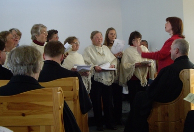 Laulupeoks valmistudes on kooriproovidega hoos ka Tapa Jakobi koguduse naiskoor Evely Piksari juhtimisel. Foto: Merje Talvik