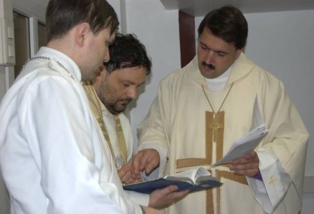 Pühakirja loevad (paremalt) piiskop Vsevolod Lõtkin, pastor Ivan Tšernišev ja diakon Sergei Kirjušatov.  Arhiiv