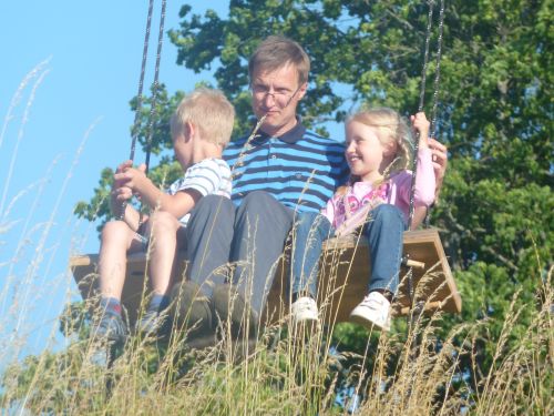 Peeter Paenurm naudib aega, mil saab olla koos lastega. Pildil koos tütre Maarja Engeli ja poja Jaagup Martiniga. 
Erakogu